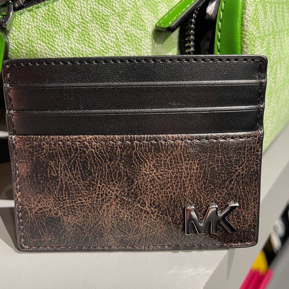 MICHAEL KORS Cyrus Burnished Tall Card Case
Chocolate Brown 
NWT